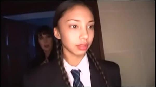 Der sexy Teenager muss die Mumie in die enge Muschi ficken lassen