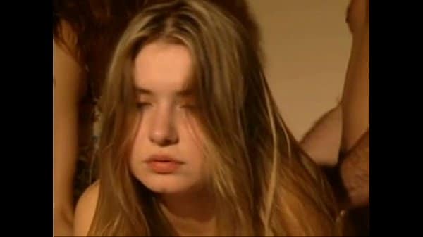 zwei junge Teens beim Analdreier in den Arsch gefickt